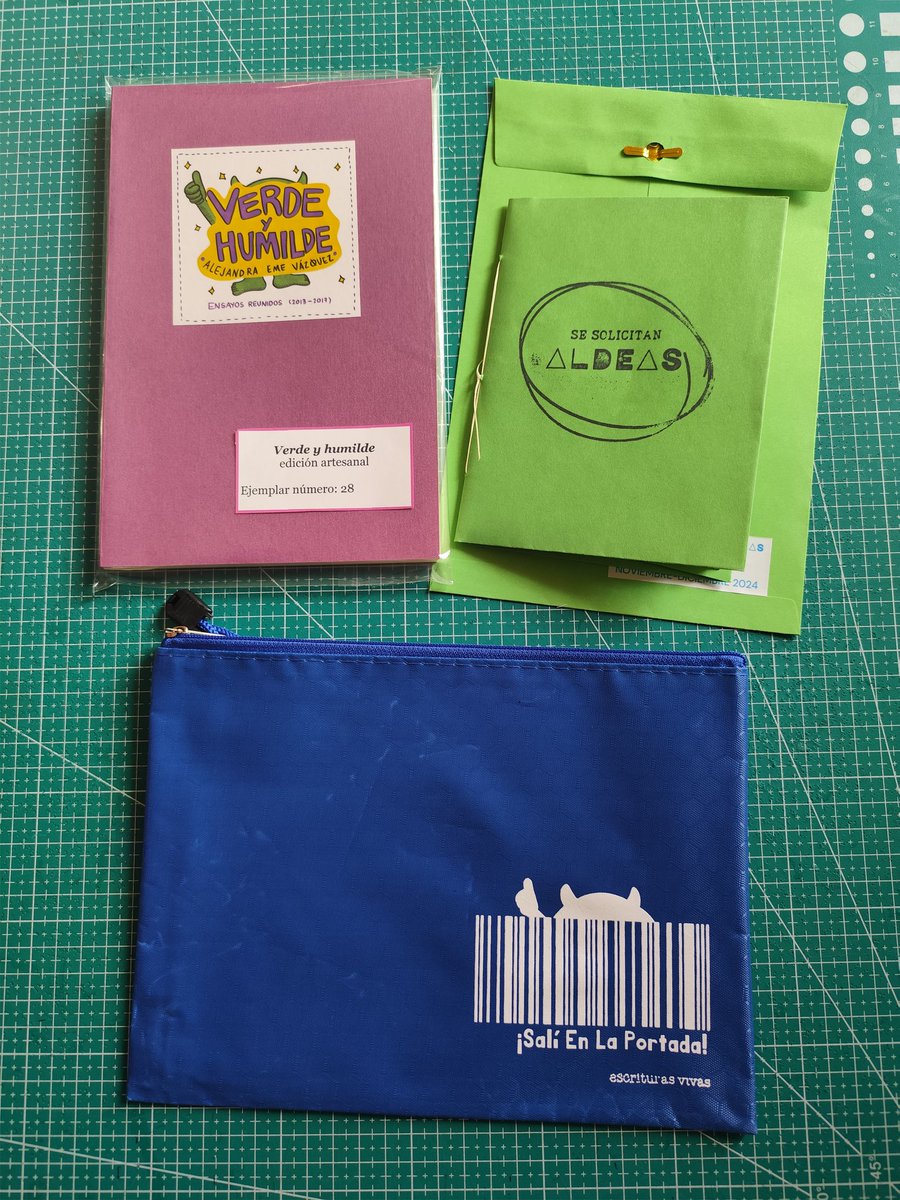 El paquete 1 incluye:

* un ejemplar numerado del título que elijan (Su cuerpo dejarán, Mi vida en la butaca o Verde y humilde)
* estuche del color que elijan
* fanzine numerada