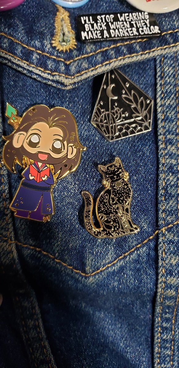 CaptMuffn's tweet photo. Added the chibi Gale pin my youngest sis got me. He is so cute, wanna pinch his cheeks!
You can find the pin on Etsy, look up @Naytendo. The shop also has DnD class pins too (already eyeing a couple 👀)
#BG3 #BaldursGate3 #BG3Addict #Gale #GaleDekarios #Chibi #Naytendo #EnamelPin https://t.co/vm5n4UHqvM
