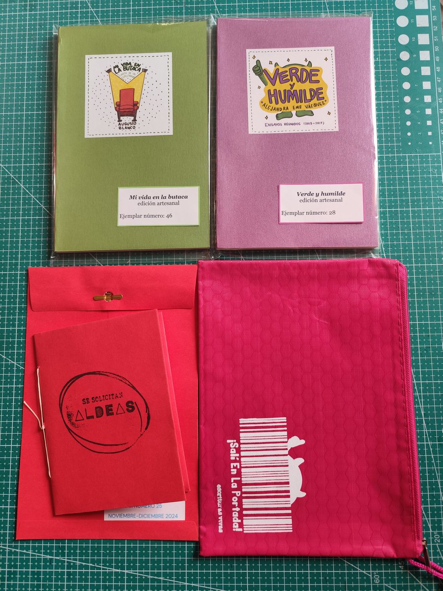 El paquete 2 incluye:

* dos ejemplares numerados, uno de Mi vida en la butaca y otro de Verde y humilde (que son los lanzamientos)
* estuche del color que elijan
* fanzine numerada