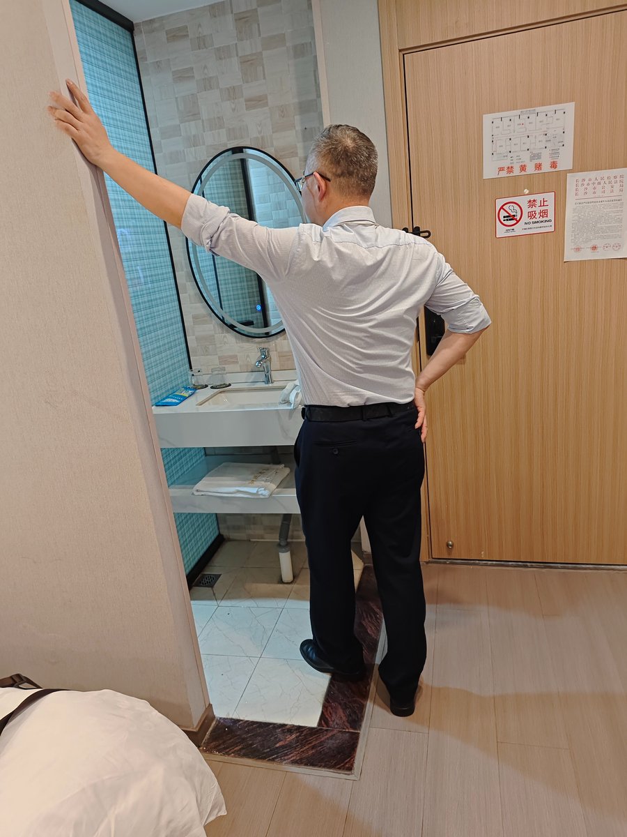 正装老奴背影照
