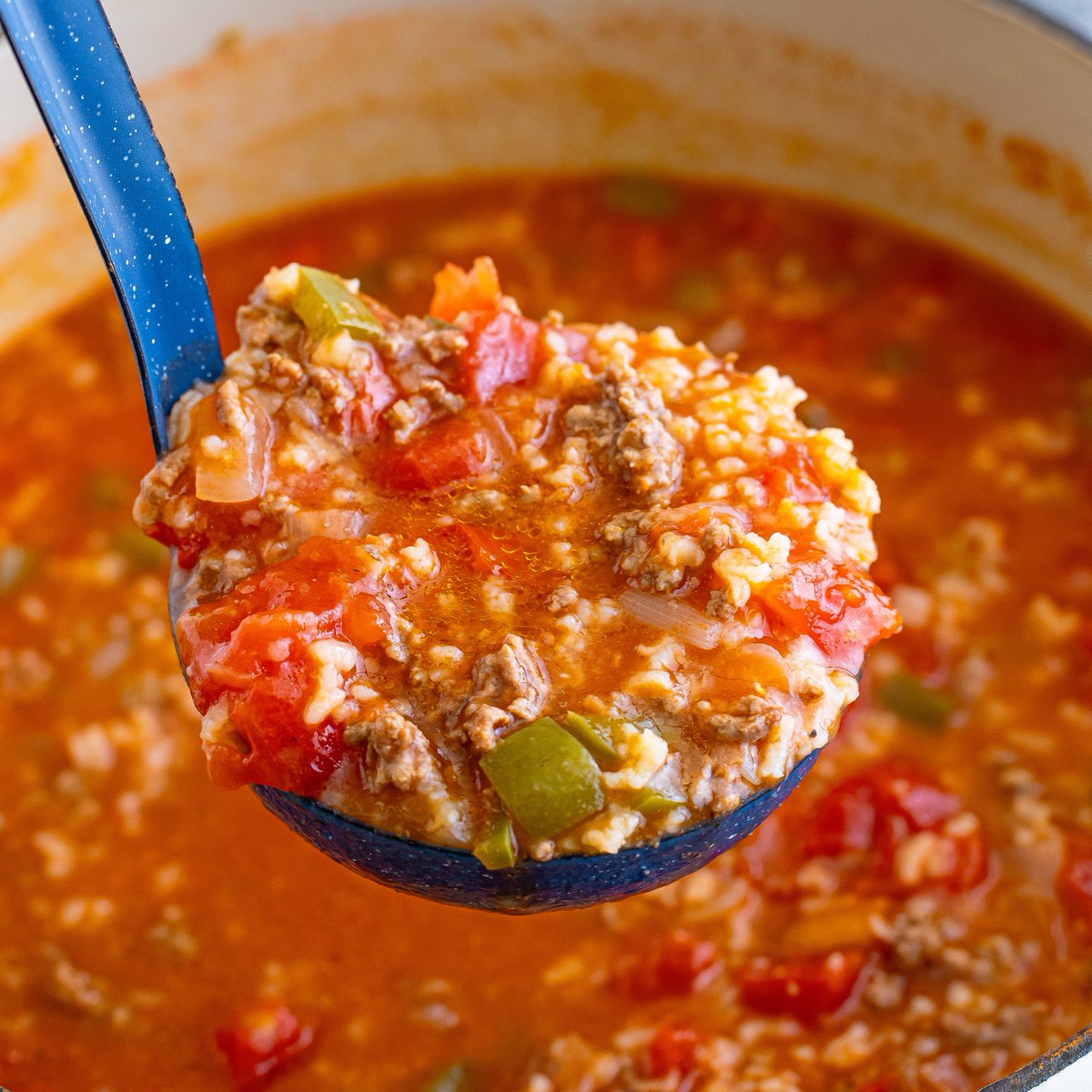 Country_Cook's tweet image. This easy Stuffed Pepper Soup has all the flavors of stuffed peppers but in a comforting soup. Ground beef, peppers, rice, broth and seasonings! thecountrycook.net/stuffed-pepper…