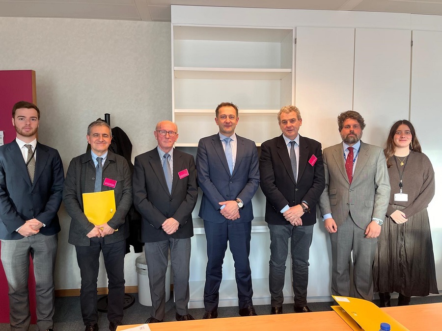 AVA-ASAJA entrega al futuro comisario Hansen 🇪🇺 un plan para reconstruir la agricultura valenciana: tinyurl.com/ycxm28a6

⛈️ La organización agraria pide en Bruselas fondos europeos para las explotaciones agrícolas y ganaderas afectadas por la DANA