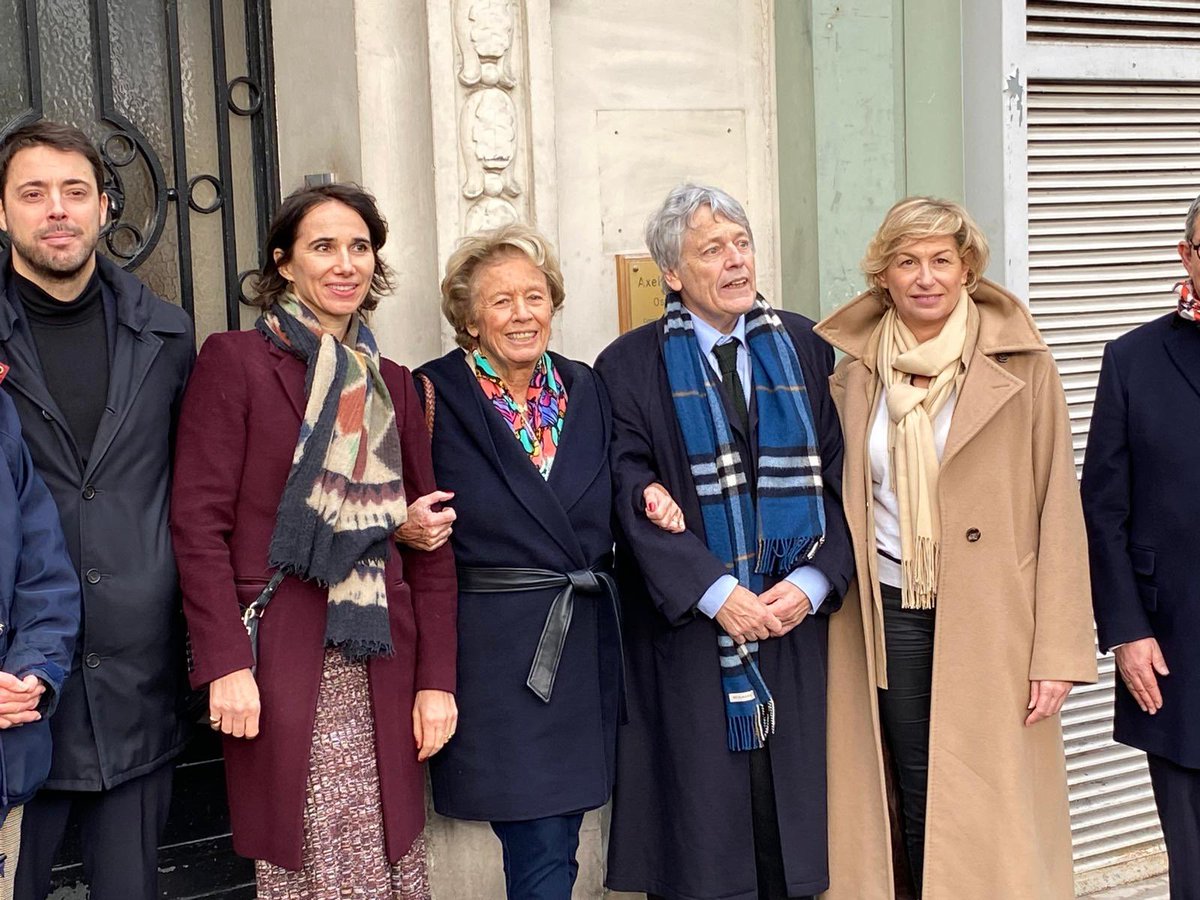G_chaban's tweet photo. Ce matin, au dévoilement d’une plaque sur le lieu de naissance de mon illustre aïeul #Chaban à #Paris. Aux côtés des familles de résistants et d’amis de longue date notamment @JeanPierreGrand et @pierrecharon. Merci particulier @n_delattre qui a réussi à se joindre à nous 🙏 https://t.co/v2xh0MX1gs