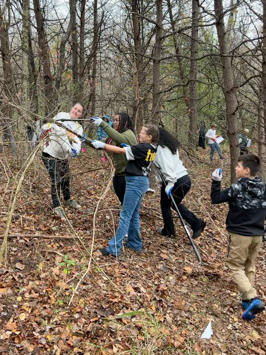 RootEdNC's tweet image. Another fun RootEd Launch is in the books! Our teachers worked with 75 fifth graders from Fletcher Elementary to clear a trail behind their school. Stay tuned for the next steps with this project, as well as all of the awesome work from the rest of the RootEd cohort!