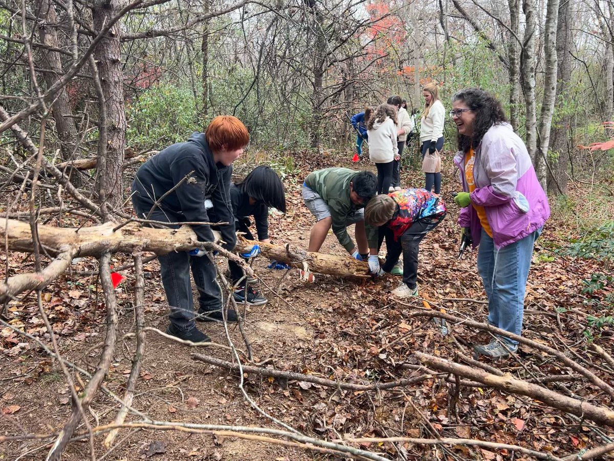 RootEdNC's tweet image. Another fun RootEd Launch is in the books! Our teachers worked with 75 fifth graders from Fletcher Elementary to clear a trail behind their school. Stay tuned for the next steps with this project, as well as all of the awesome work from the rest of the RootEd cohort!