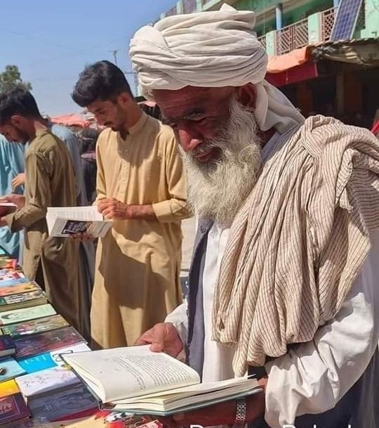 اگر کتابوں کو سونگھ لیا جائے تو:
اسلامی کتاب سے دین
تاریخ کی کتاب سے خون
فلسفے کی کتاب سے زندگی
جغرافیہ کی کتاب سے مٹی
سائنس کی کتاب سے منطق
ٹیکنالوجی کی کتاب سے جدت
معاشیات کی کتاب سے معیشت 
نفسیات کی کتاب سے رویہ و ذہنیت 
اور
ادب کی کتاب سے عشق
کی خوشبو آتی ہے۔❤️