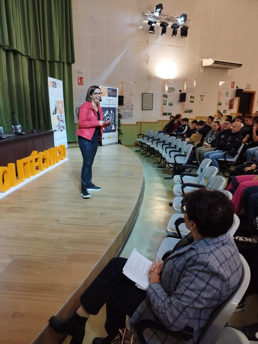 Nuestra compañera Catalina Sánchez Roca, dra. en Química ha impartido la conferencia "Cosmética orgánica. Industria 4.0" Ha asistido todo el alumnado de la familia profesional de Química.