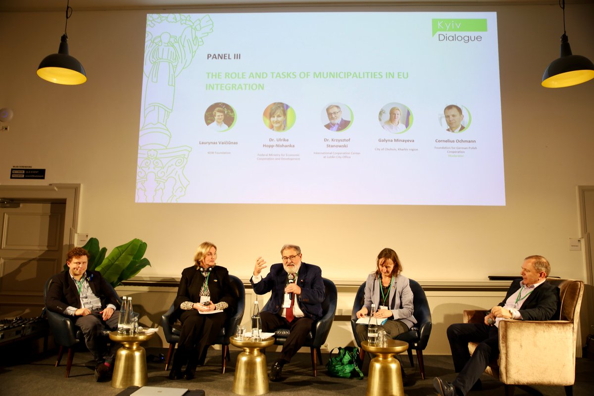 Ready for round III on Municipalities in the EU integration process with <a href="/hoppnishanka/">Dr. Ulrike Hopp-Nishanka</a> (<a href="/BMZ_Bund/">Bundesentwicklungsministerium</a>), <a href="/LaurasVaiciunas/">Laurynas Vaičiūnas</a> (<a href="/KolegiumWroclaw/">KEW</a>), Galyna Minayeva (City of Chuhuiv), Krzysztof Stanowski (City Lublin) and <a href="/COchmann/">CorneliusOchmann</a> (<a href="/FWPN_SdpZ/">FWPN_ SdpZ</a>) #19KyivDialogue