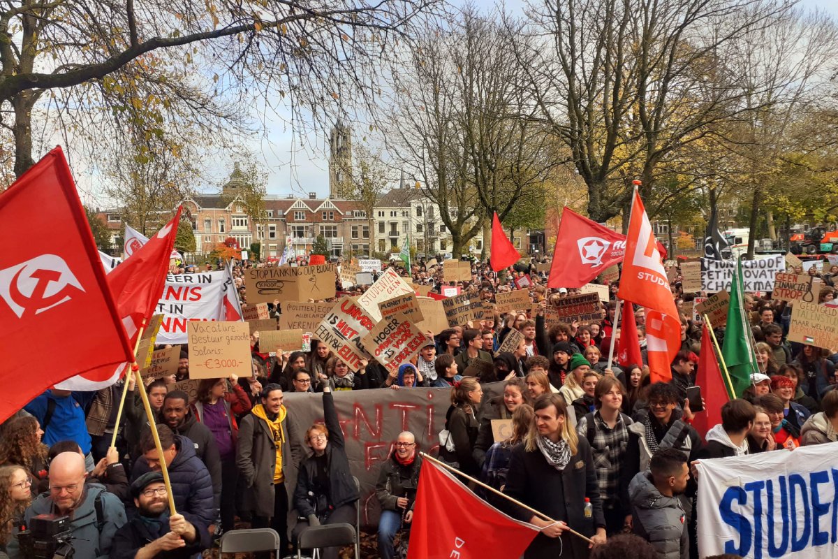 Duizenden studenten trotseren protestverbod in Utrecht.
advalvas.vu.nl/wetenschap-ond…
