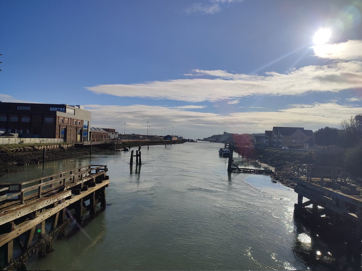 Likely the last proper day of fieldwork in 2024 for the 'Coastal Youth Life Chances' project - thanks for the sunshine, Newhaven! 🙌 <a href="/livingmaps/">LIVINGMAPS</a> @UCLGlobalYouth