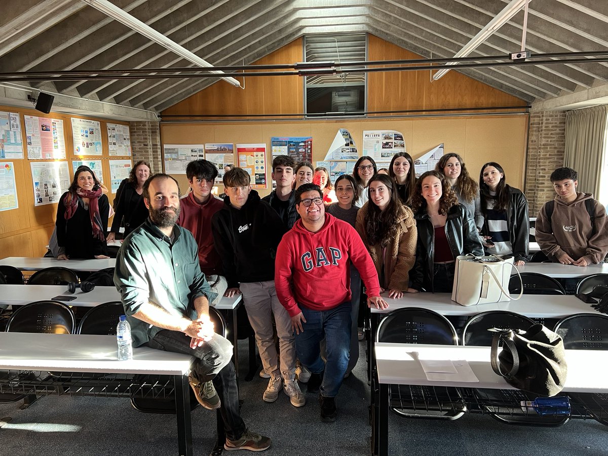 Els alumnes de Grau de <a href="/UdGFacTurisme/">Facultat de Turisme</a> <a href="/univgirona/">Universitat de Girona</a> amb Eduard Sola
Moltes gràcies!