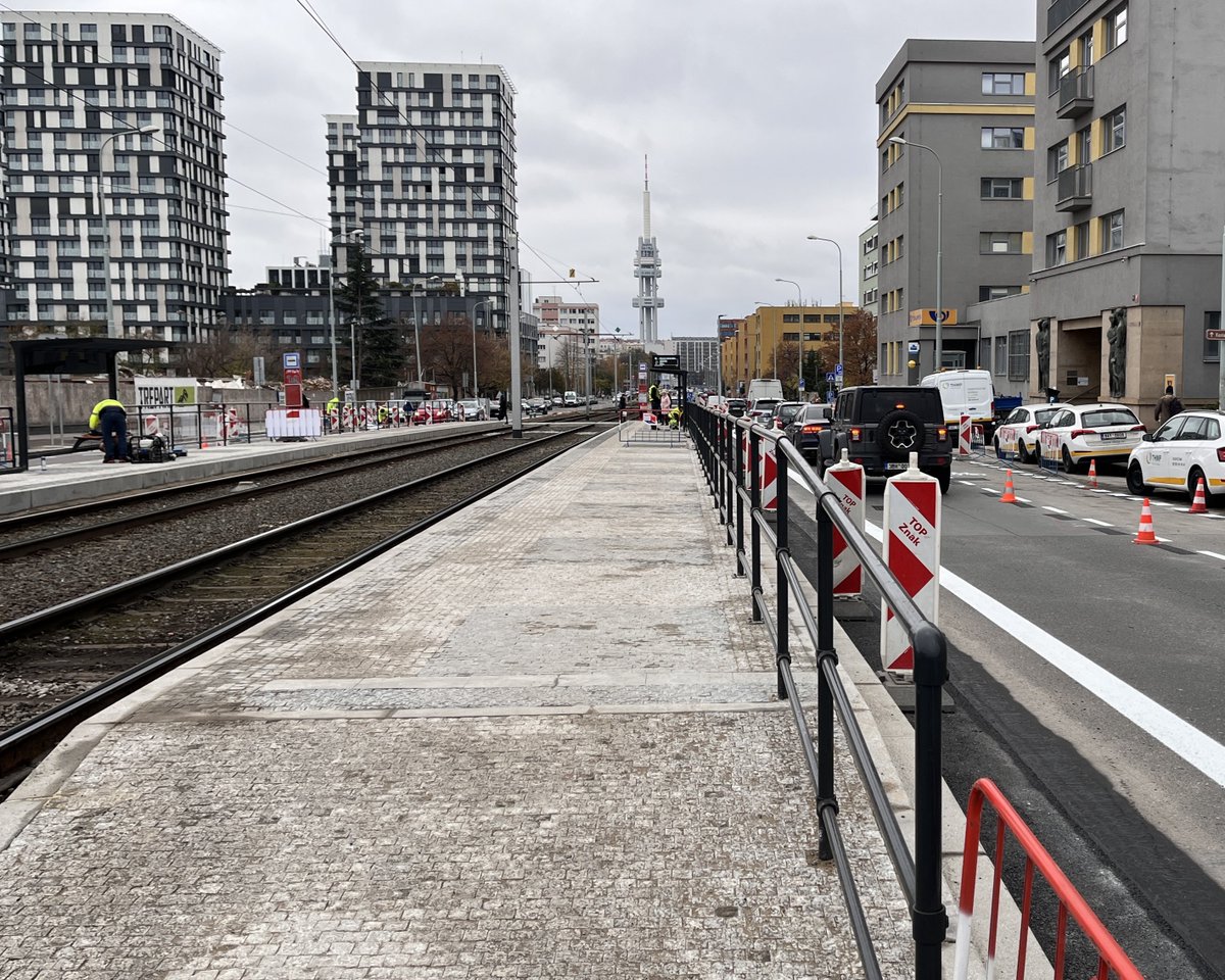 Zítra budou dokončeny poslední detaily na nových zastávkách Nákladové nádraží Žižkov v Olšanské ulici👌Zastávky byly zásadně rozšířeny i prodlouženy na délku dvou tramvajových souprav. Hrana zastávek je nově na úroveni pošty a s úplně novým přechode na druhou stranu ulice.