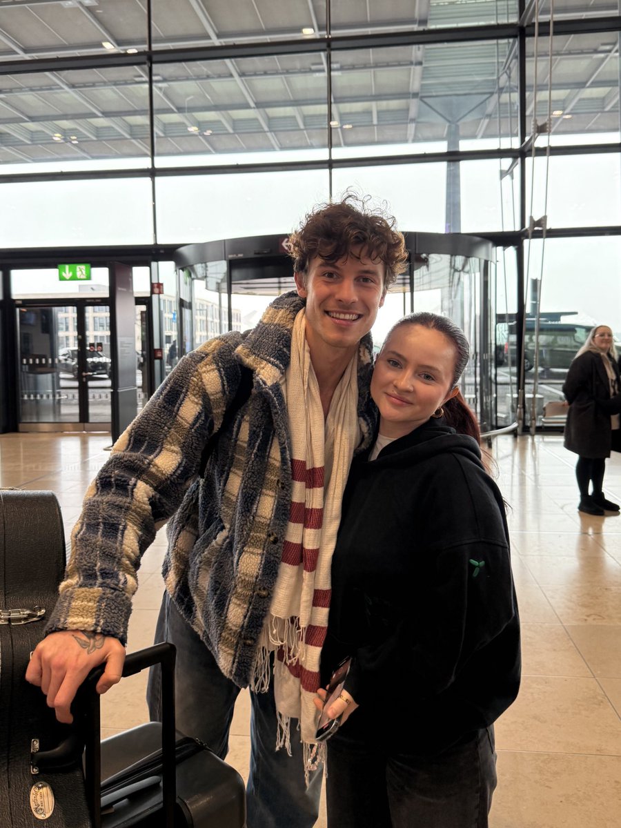 shawnmendsmex's tweet photo. 📸| Shawn con fans en el aeropuerto de Berlín, ya viene para México. 🥹🇲🇽 https://t.co/gQMlTbzVwj