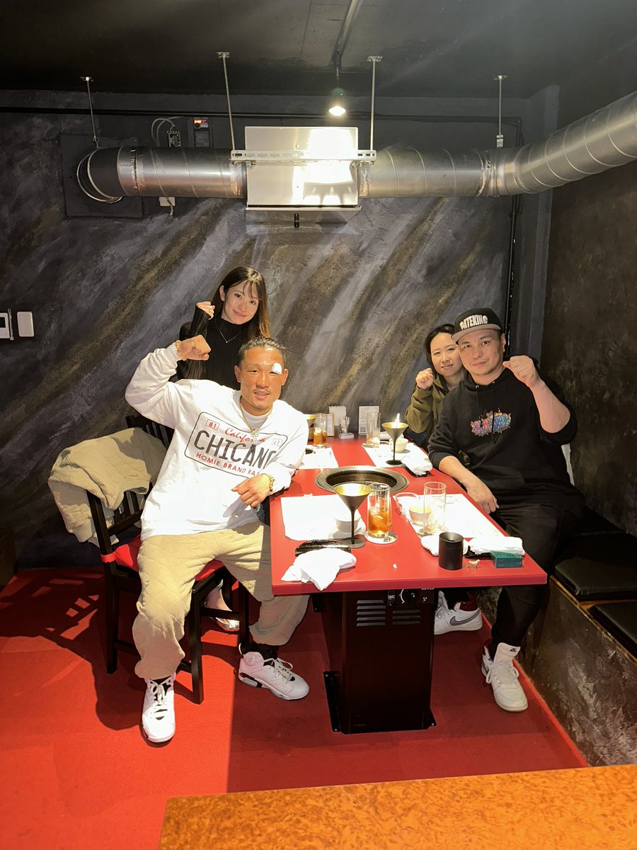 hiroking_king29's tweet photo. 11/11(月)
パテキングことヒトシさんご夫妻と
住所非公開の焼肉屋さんで祝勝会をして頂きました🔥🥩
デビュー戦前から
ヒトシさん応援ありがとうございます❗️😊
これからも上みて
這い上がりって
成り上がったります👍👑❗️

#祝勝会 
#3150ファイトクラブ 
#大阪 
#応援団 
#パテキング  
#ヒロキング https://t.co/gX9ZQVMWiY