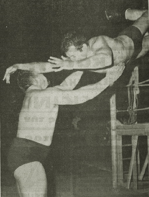 Phil_Lions's tweet image. Let's shine some spotlight on Greece, which used to be a hotbed for pro wrestling. Every day for a while I'll be sharing a cool action shot from Greece.

Today's photo (from 1969): Giorgos Bouranis with a dive on George Gordienko.