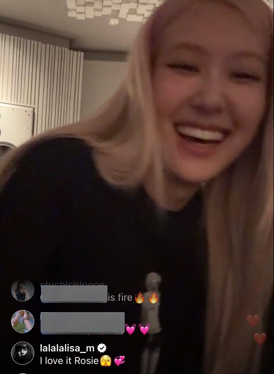 lisademanobaI's tweet image. lisa supporting jennie and rosé's song 🫶🏻
