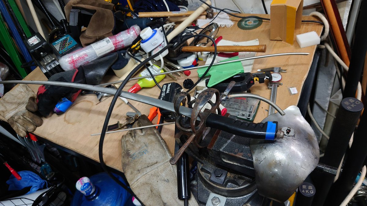 Ksing1993's tweet image. Hugo Yip 把斷劍嘅護手改裝後復出
Pike sabre 變成縫合牌Dussack 

I used Hugo's broken sidesword hand guard and Pike Armoury Sabre blade.
Weld two more knuckle bar on it,and turned it to a War Dussack

And this is a Stitches War Dussack 
#英靈工程部同事
#HEMA #Sparring #Dussack