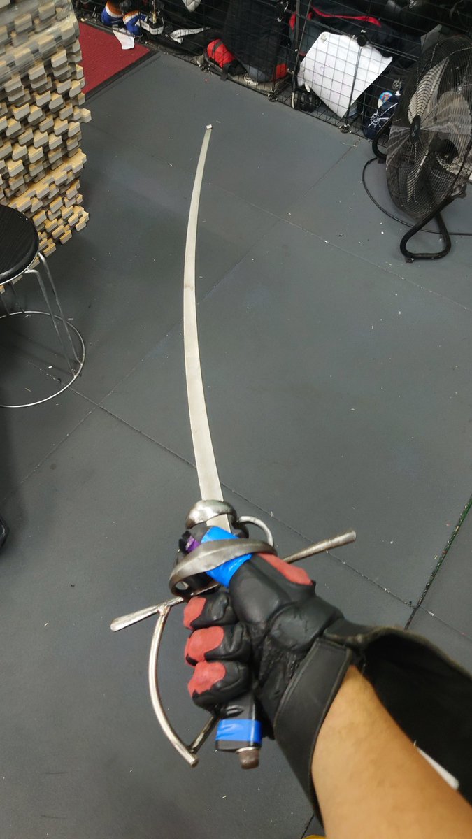 Ksing1993's tweet image. Hugo Yip 把斷劍嘅護手改裝後復出
Pike sabre 變成縫合牌Dussack 

I used Hugo's broken sidesword hand guard and Pike Armoury Sabre blade.
Weld two more knuckle bar on it,and turned it to a War Dussack

And this is a Stitches War Dussack 
#英靈工程部同事
#HEMA #Sparring #Dussack