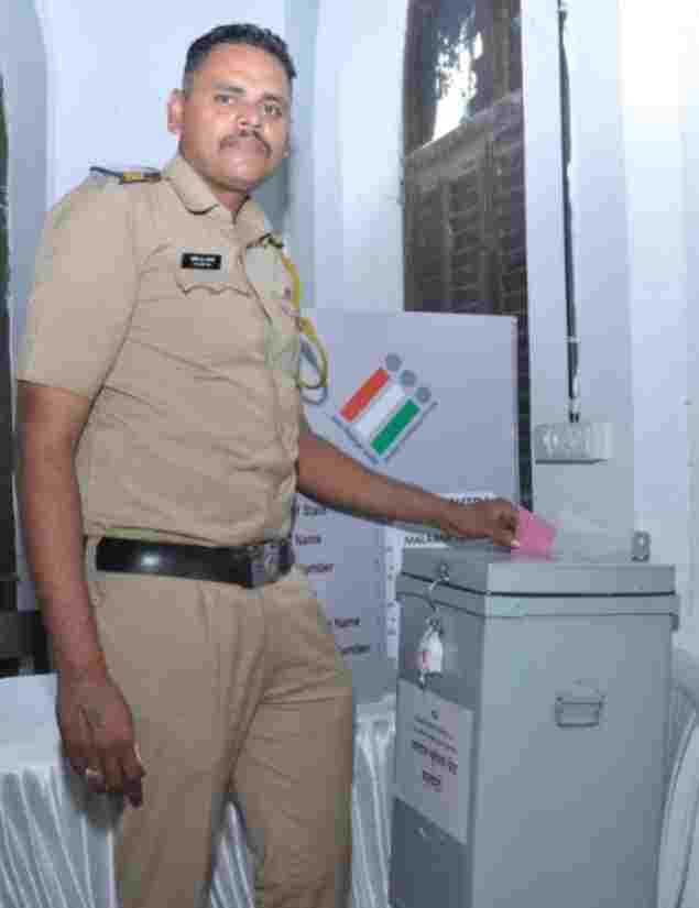 MahaDGIPR's tweet image. निवडणूक कर्तव्यावरील पोलीस अधिकारी व कर्मचाऱ्यांसाठी मुंबई शहर जिल्ह्यातील धारावी, सायन कोळीवाडा, शिवडी, भायखळा, मलबार हिल, मुंबादेवी, कुलाबा या ७ विधानसभा मतदारसंघात सुविधा केंद्रामध्ये आजपासून टपाली मतदानाला प्रारंभ झाला.
#विधानसभानिवडणूक२०२४
#मतदानकरामहाराष्ट्र 
#मतदानकरूया