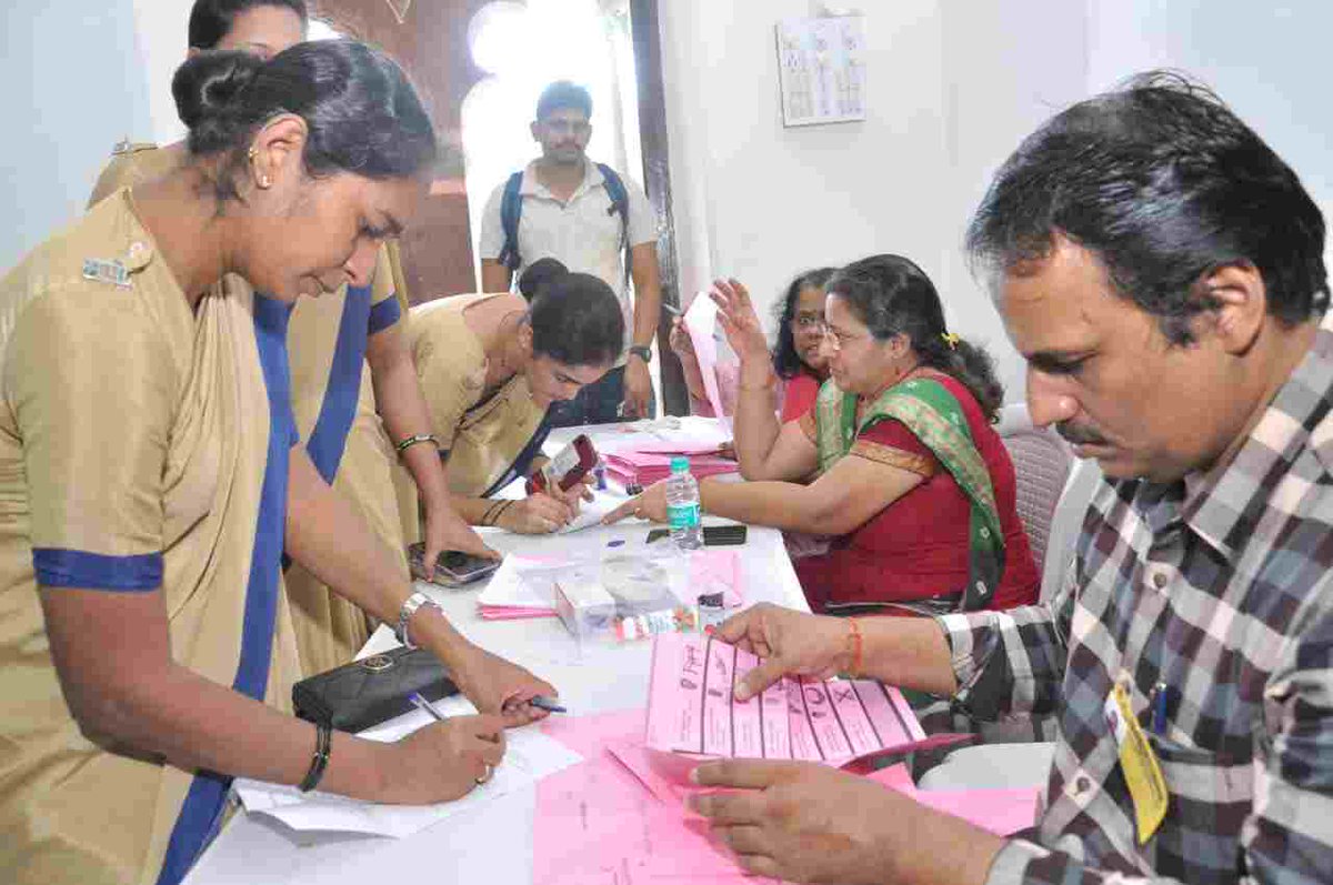 MahaDGIPR's tweet image. निवडणूक कर्तव्यावरील पोलीस अधिकारी व कर्मचाऱ्यांसाठी मुंबई शहर जिल्ह्यातील धारावी, सायन कोळीवाडा, शिवडी, भायखळा, मलबार हिल, मुंबादेवी, कुलाबा या ७ विधानसभा मतदारसंघात सुविधा केंद्रामध्ये आजपासून टपाली मतदानाला प्रारंभ झाला.
#विधानसभानिवडणूक२०२४
#मतदानकरामहाराष्ट्र 
#मतदानकरूया