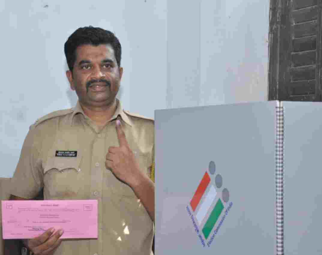 MahaDGIPR's tweet image. निवडणूक कर्तव्यावरील पोलीस अधिकारी व कर्मचाऱ्यांसाठी मुंबई शहर जिल्ह्यातील धारावी, सायन कोळीवाडा, शिवडी, भायखळा, मलबार हिल, मुंबादेवी, कुलाबा या ७ विधानसभा मतदारसंघात सुविधा केंद्रामध्ये आजपासून टपाली मतदानाला प्रारंभ झाला.
#विधानसभानिवडणूक२०२४
#मतदानकरामहाराष्ट्र 
#मतदानकरूया