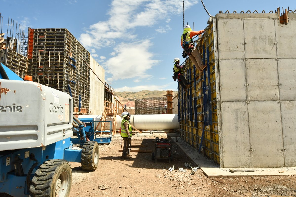 PCLConstruction's tweet image. 📣 #ProjectMilestone: The @Sundt &amp;amp; PCL JV team on the @SLCPU's Water Reclamation Facility has hit 1.5 million work hours, reshaping the city's infrastructure! 💧

This milestone highlights how our integrated teams, driven by shared values, operate as one. 👏

#SustainableWater