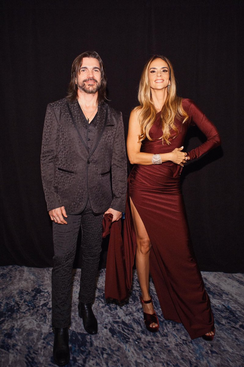 JUANES's tweet photo. Carlos te queremos!! Estamos muy orgullosos de ti, muy agradecidos por toda tu carrera y toda la influencia que has sido para nosotros en Colombia y en el mundo. Muchas de las cosas que han pasado después de ti son gracias a ese camino que abriste. En lo personal, de todo corazón, te admiro y siempre seré tu fan y tu eterno agradecido🙏🏼  @carlosvives