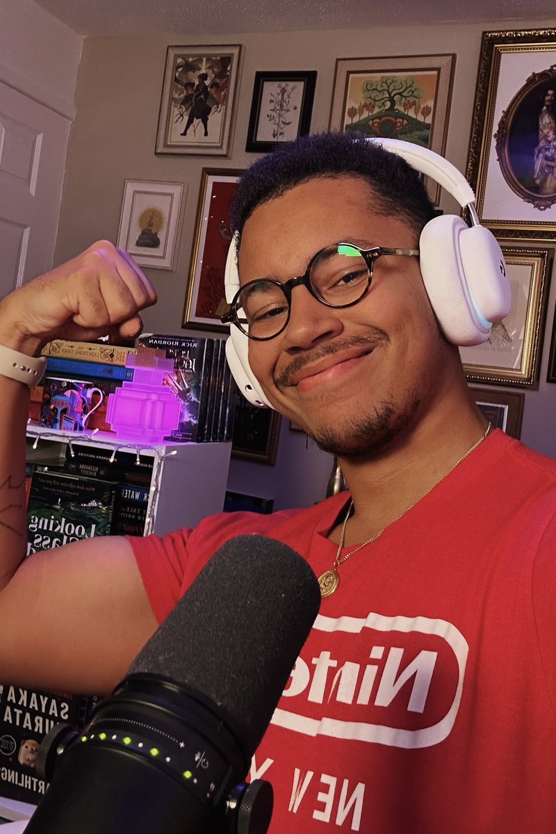 taking the same selfie right before stream is becoming a trend 🤭🫶🏽