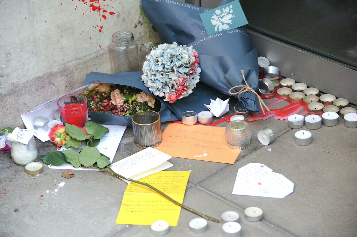 le_Parisien's tweet image. «Tu n’es pas mort dans l’indifférence de tous tes voisins, mais tu es décédé à cause de l’indifférence d’une société entière»

Les riverains choqués rendent hommage à Emilio, 39 ans, SDF tué à coups de parpaing à Lyon.

Sa mort a créé une onde de choc
➡️ l.leparisien.fr/tX4s