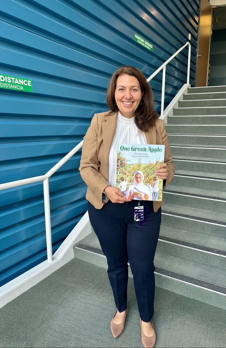 msabbasi16's tweet photo. One Green Apple follows Farah as she navigates a new school, language, and culture—a journey many of our students relate to. 🍏 This beautiful story sparks powerful discussions about empathy and courage. 

#DiverseStories https://t.co/wvGY7CPpy8