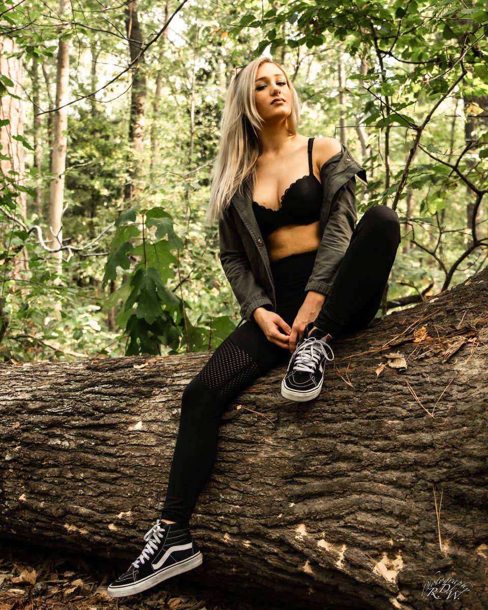 rdwalkerimages's tweet image. Throwback Thursday with images from my first shoot with @xmentholjuulpodx . Still a baby photographer and man, it’s people like her who just made me up my game over time because I wanted so bad to give them images they would be proud of.