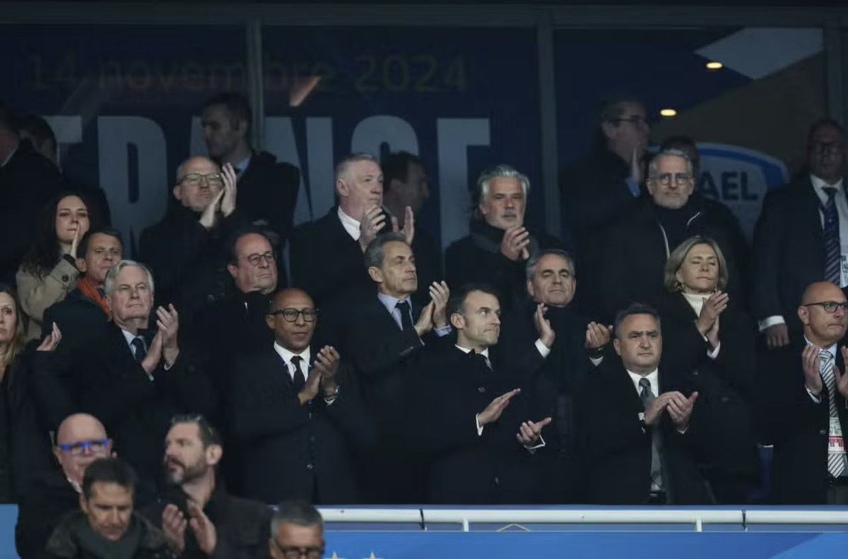 ALeaument's tweet image. Je crois qu'ils ont essayé de mettre les gens que tout le monde déteste sur une seule photo. 

Il y a même Manuel Valls, c'est dire. 

#FRAISR