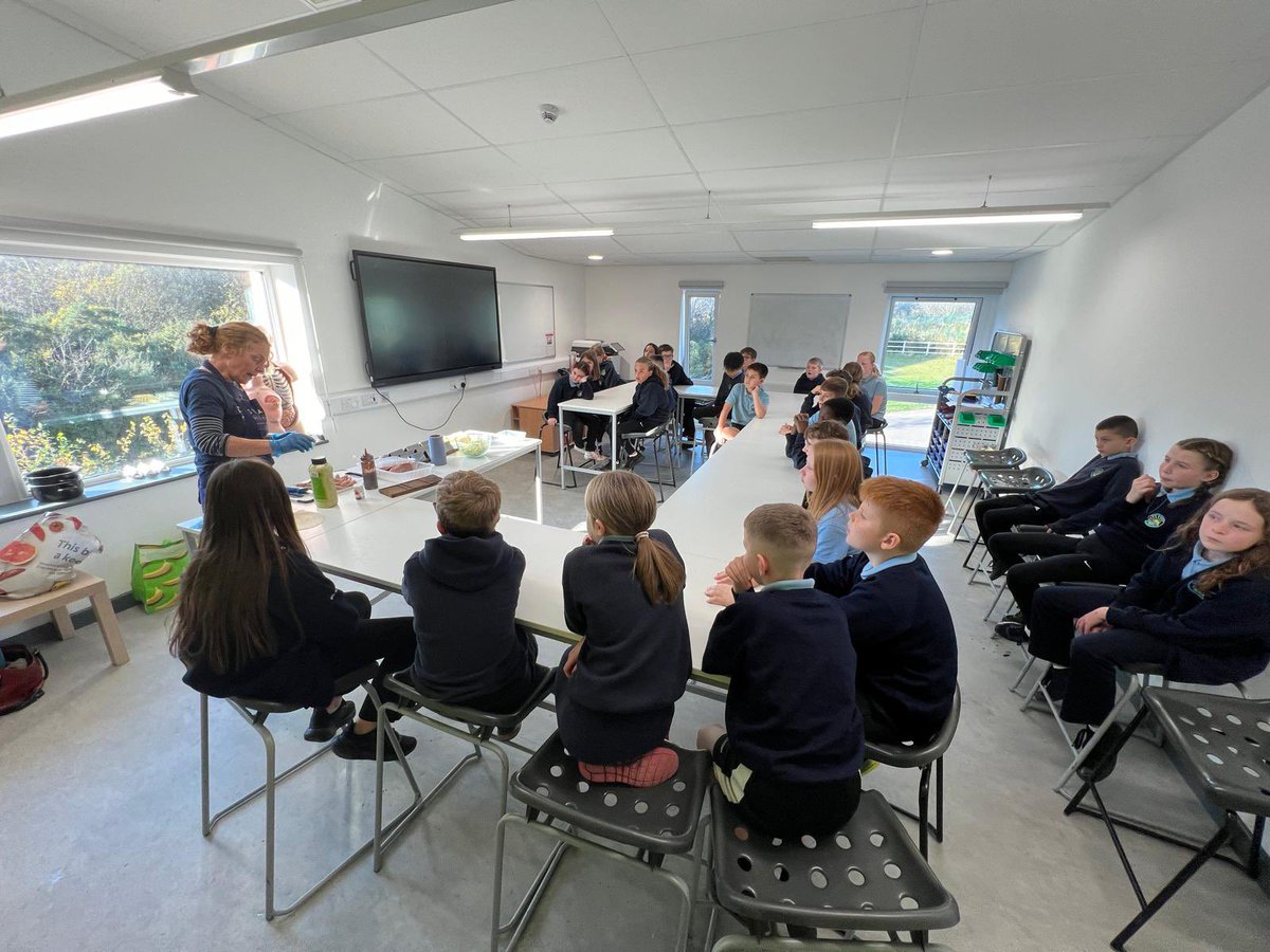 Diolch mawr i Rowan o fwyty Dylan’s, Porthaethwy am ddod i goginio gyda blwyddyn 5 a 6. Blasus iawn oedd cregyn gleision Y Fenai, tacos cyw iar a chîbab ffrwyth â saws siocled 😋