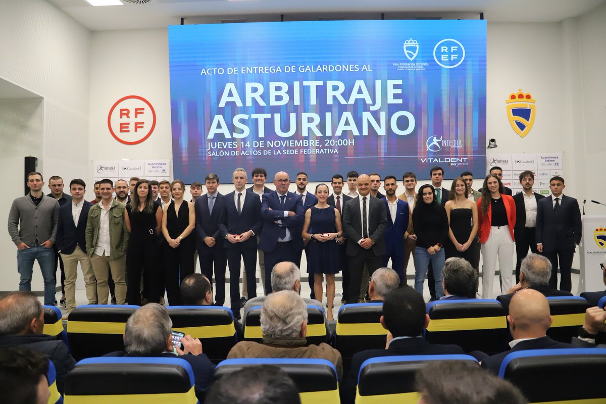 asturfutbol's tweet photo. Arbitraje asturiano,
𝘼𝘾𝙏𝙊 𝘿𝙀 𝙀𝙉𝙏𝙍𝙀𝙂𝘼 𝘿𝙀 𝙂𝘼𝙇𝘼𝙍𝘿𝙊𝙉𝙀𝙎

🎖️  Insignia de oro para Judit Romano y Diego Gallo 

📃  Reconocimiento a los principales ascensos de categoría de nuestras y nuestros colegiados 👏🏻👏🏻 https://t.co/0L174Ssuwa