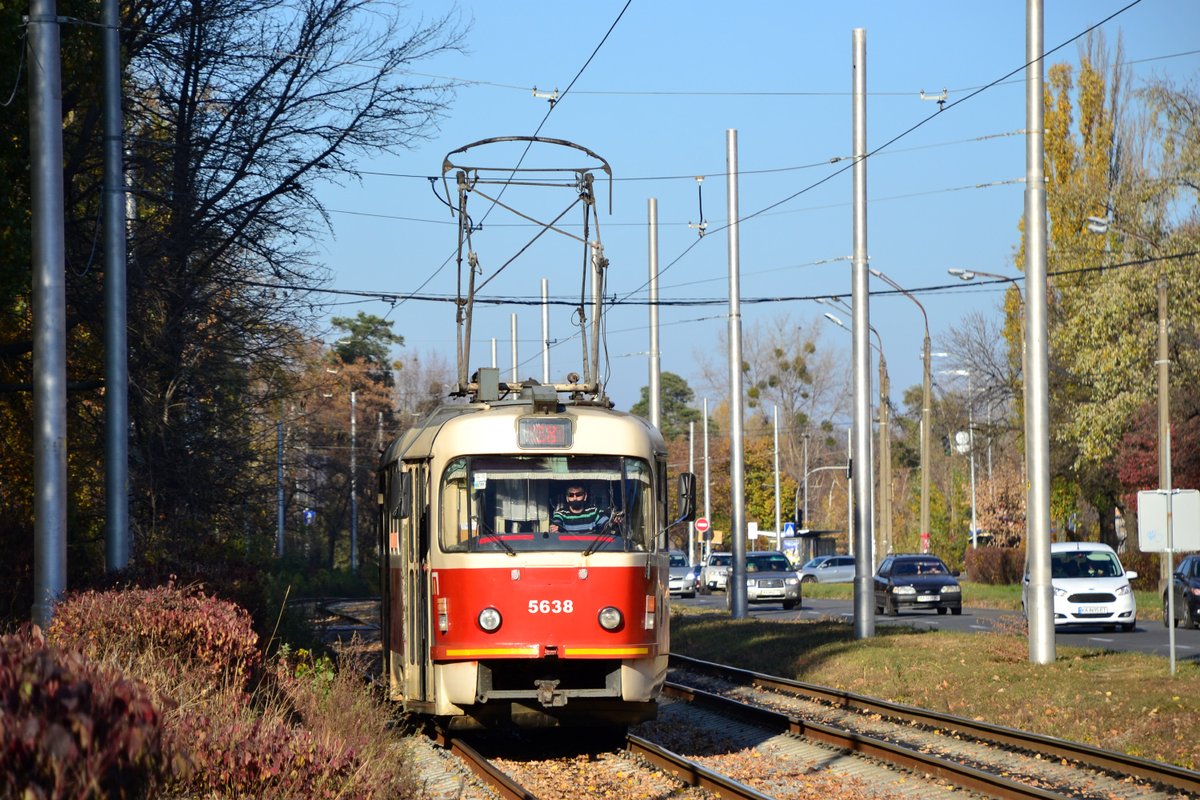 UraSlusar's tweet photo. Трамвай #Tatra T3sucs №5638 на проспекті Юрія Гагаріна (нині проспект Леоніда Каденюка). Київ. 31.10.2021 

#Трамвай #КиївПасТранс #Татра #ТатраТ3 #ЧКДпрага 
#Tram #Tramway #TatraT3 #straßenbahn #Oldtimer #ZoomPhoto #Authum #Oldtimer #CzechTram https://t.co/WN9S6uwMoJ