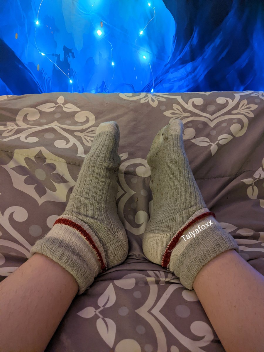 Playfulpegging's tweet image. My gym socks for the day 🧦 come feel my soft feet 

#footfetısh #footmodeling #socks #feet