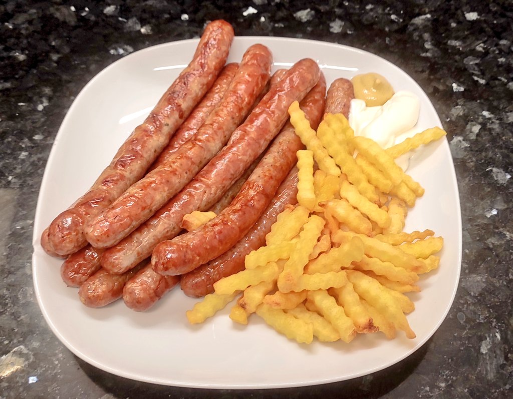 Lecker Bratwurst mit Pommes 🤤 #nomnom #tankvoll #foodunfall