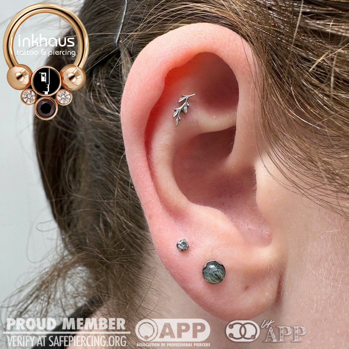 This client decided to change her second set of lobe piercings and I am *obsessed* with how gorgeous these Moss Agate gemstones from @peoples_jewelry look with her flat piercing! 🤩🌿