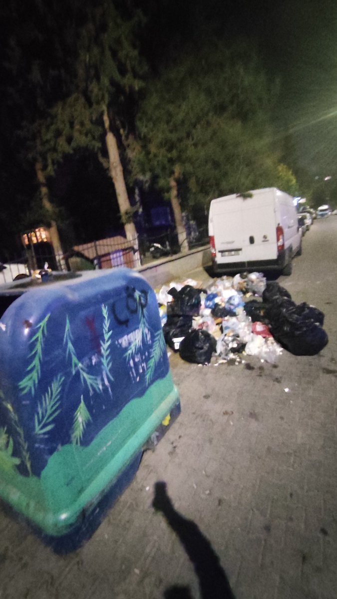 mizahser's tweet photo. @BucaBld Bu gün akşam 21.00 de Buca Koop 1403 sokakta çöp arabası çöp konteynırının içindeki çöpü aldı, çevrede bulunan çöpü bırakıp sessizce uzaklaştı. Buca pislik içinde, leş içinde. Kokudan durulmuyor orta çağ avrupasını yaşıyoruz. @eczozgurozel @drcemiltugay https://t.co/IVtdsm6Rm1