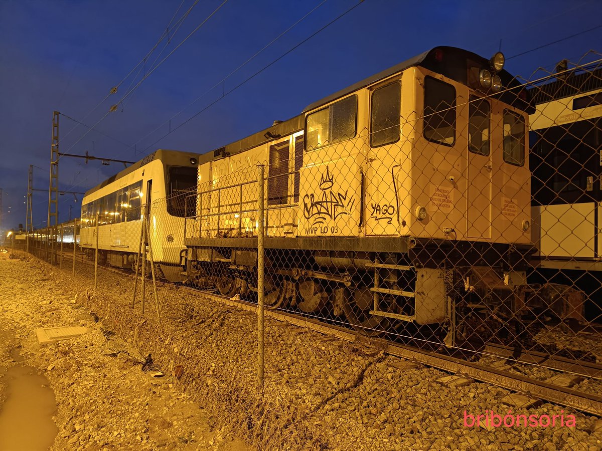 ItsBenson__'s tweet photo. Tarde o temprano tenía que llegar el día. 

FGV ha comenzado a desmontar los trenes de la serie 3900 que llevaban años apartados en Valencia Sur para su posterior desguace.

Una lástima que unos trenes con tanta poca vida vivida acaben de esta forma.

#3900FGV
(📸:BribónSoria) https://t.co/eRINjp0zlD