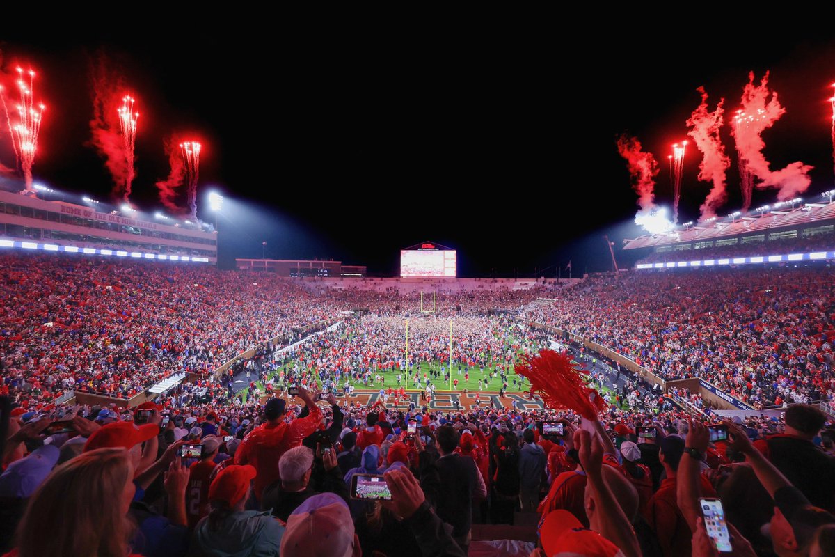 ATTENTION FANS‼️

At the historic game Saturday? 

Check the gallery below to see if our photographers got a photo of you and download your pics!! ⤵️

tinyurl.com/UGAFanGallery
