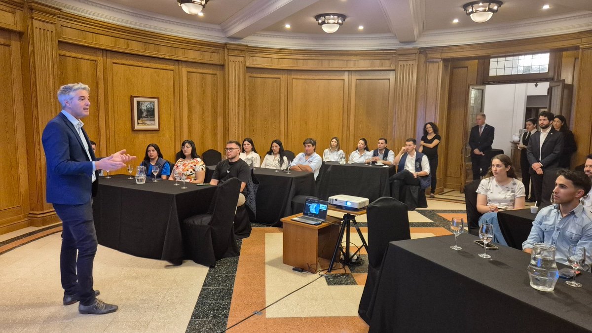 Hoy recibimos nuevamente en la BCR a jóvenes de los <a href="/AteneoCRArg/">Ateneo CRA</a> de todo el país para compartir una agenda de intercambio institucional. Diferentes representantes de áreas y mercados BCR presentaron sus líneas de acción