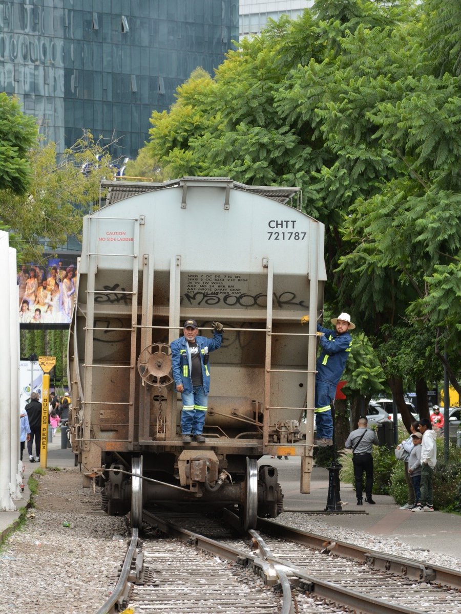 rdlosreyes's tweet image. Acá la entrevista que hice a Guillermo Guajardo buscando las huellas del ferrocarril en la CDMX, en el marco de "Urban Palisades", dirigido por @DJMontao1 y @PretelDavid. Nos acompañó E. Lazo en la fotografía y F. Sánchez como guía. Les invito a revisarla: doi.org/10.14201/art20…