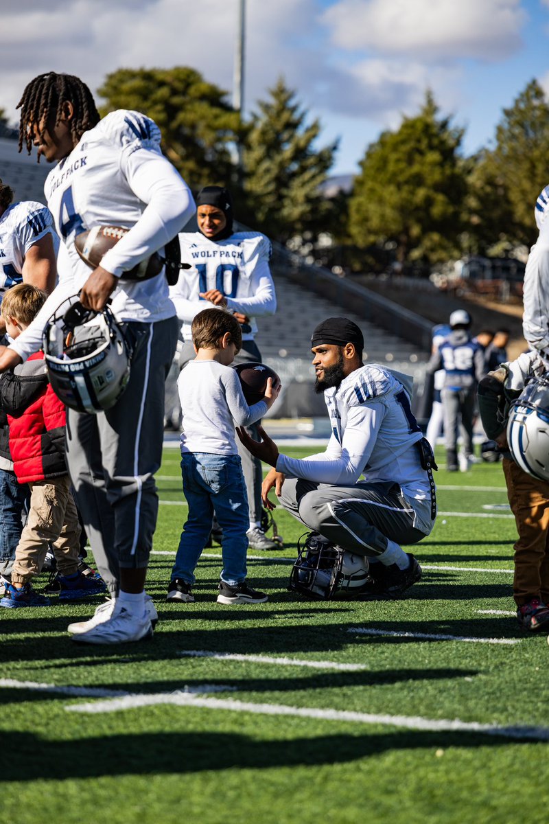 ᴀʟʟ ᴊᴜꜱᴛ ᴋɪᴅꜱ ᴀᴛ ʜᴇᴀʀᴛ 🫶🏼

Thanks to the Child and Family Research Center for bringing the kids out to practice today!

#BattleBorn | #GoPack