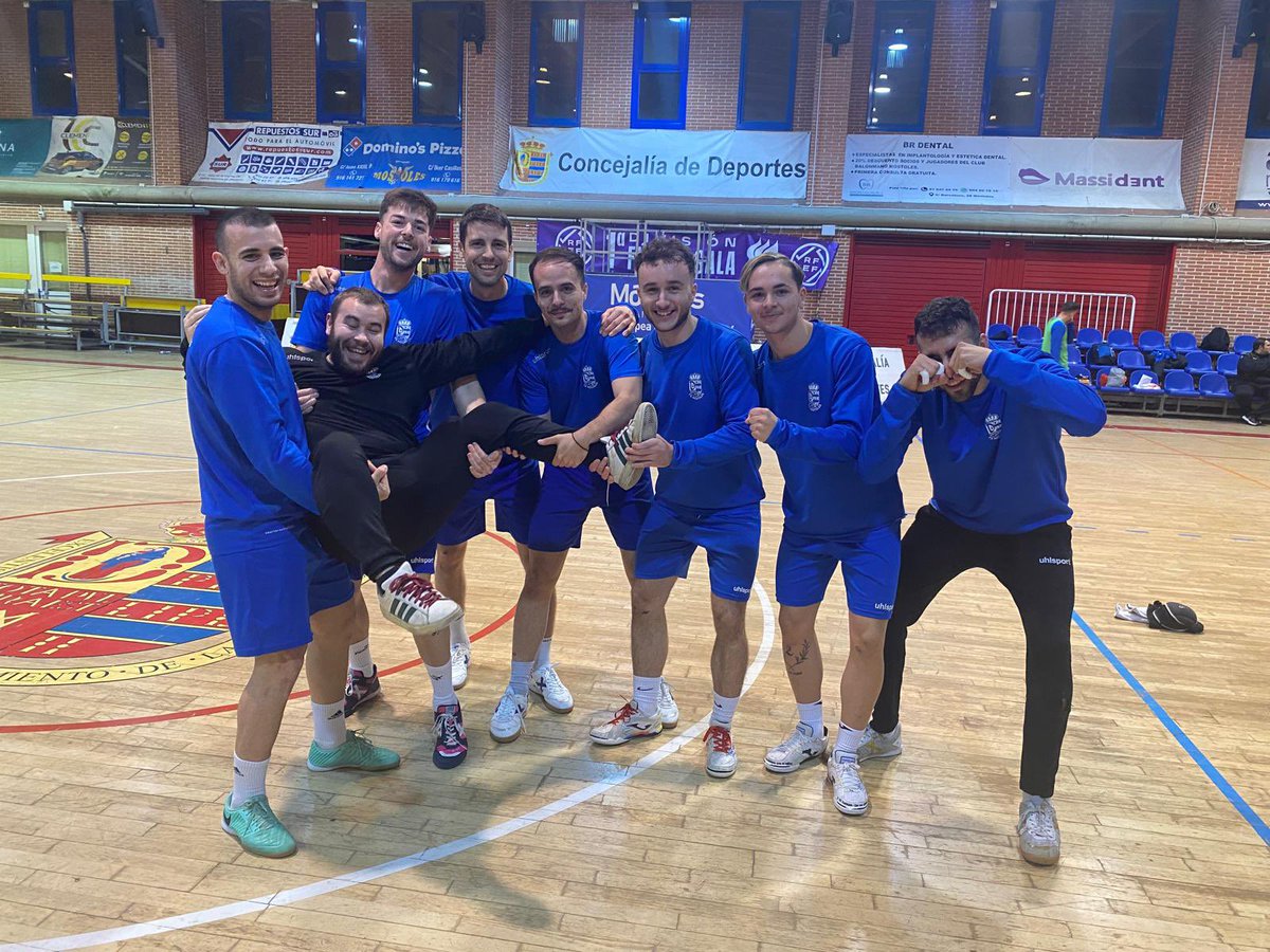 Reyes del peladao!!!
<a href="/MandiMG7/">Armando García</a> @aaroncope17 <a href="/asensio_8/">Asensio 🇪🇸</a> <a href="/guille11_8/">ﾒɪ</a> Carlos, David y <a href="/RafaLuque15/">Rafa Luque</a> se llevan la cena gratis y a Andrés como premio…
#canteraazul