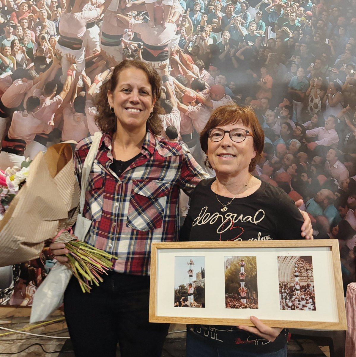 I hem acabat el vespre amb una sorpresa molt especial! Hem volgut retre un petit homenatge a la Carme Ferré, la Cuca, una castellera molt estimada per la Colla que fa 50 anys va fer el primer pilar caminant!

Gràcies a totes dues per l’estima als Xiquets de Tarragona! 

#castells