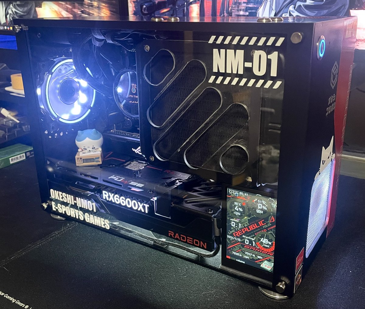 y_take_c's tweet photo. #絶対自慢したい相棒PC
引用して再投稿です。
①PCケースから自作。
②光り輝くグラボに加工。
③水冷ラジエーターを天板に取付て側面吸気させ、その裏にSFX電源配置。
④センサーモニタが良い感じ。
⑤CPUとグラボがAMDなので、全体的なカラーはAMDを意識。AMD最高！
よろしくお願いします。 https://t.co/DGRY6L7Ywv