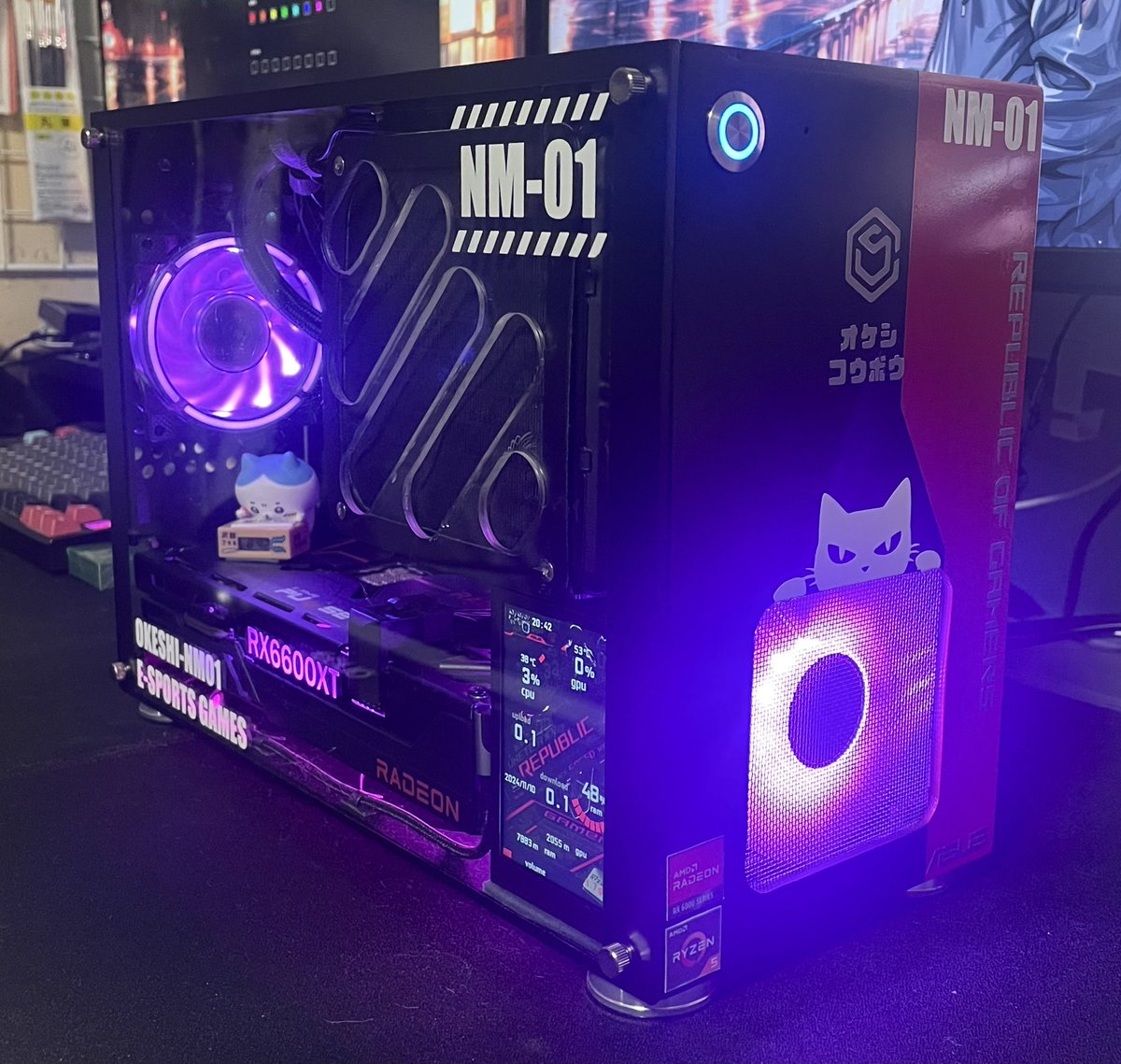 y_take_c's tweet photo. #絶対自慢したい相棒PC
引用して再投稿です。
①PCケースから自作。
②光り輝くグラボに加工。
③水冷ラジエーターを天板に取付て側面吸気させ、その裏にSFX電源配置。
④センサーモニタが良い感じ。
⑤CPUとグラボがAMDなので、全体的なカラーはAMDを意識。AMD最高！
よろしくお願いします。 https://t.co/DGRY6L7Ywv