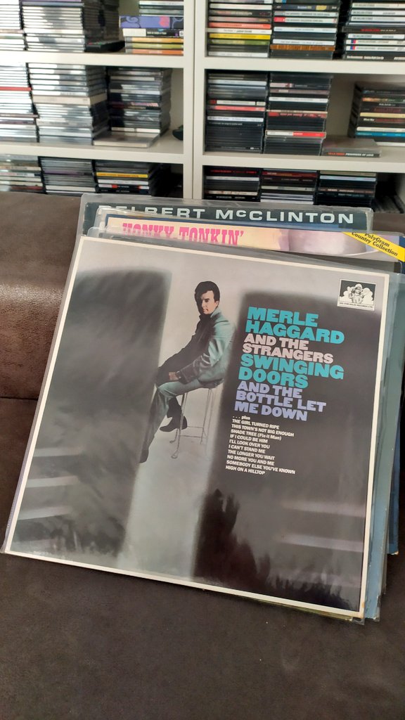 elsotaescala's tweet photo. MOLT BONA tarda #Country! Ha sonat el JEFE del COTARRO #HankWilliams, després el SEMPRE RECOMANABLE #DelbertMcClinton i, ara, #MerleHaggard and #TheStrangers. IMPECABLE recull 1966 de LAMENTS de BAR, cants a la POBRESA i la VIDA de PRESÓ; tot en un TO tan DESCORATJADOR com ROTUND https://t.co/UBs2U5JKnA