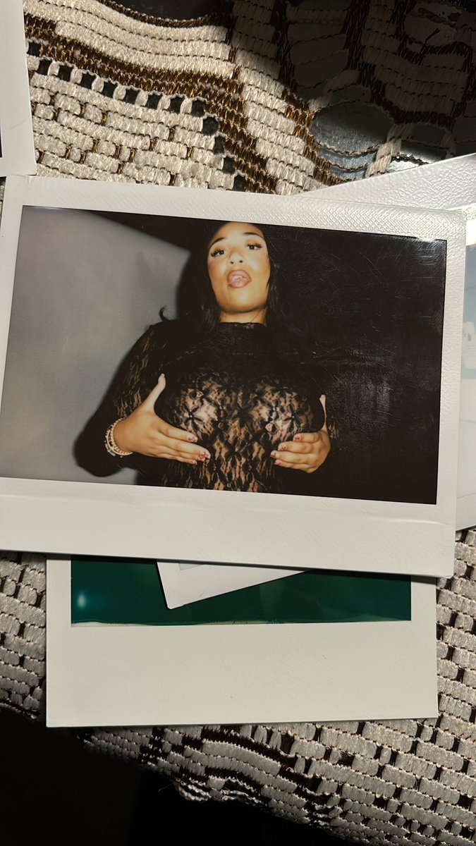 thecake_z's tweet photo. Dm me if you’re interested in custom Polaroid sets ❤️🥰😈 https://t.co/JHQuYfduKM